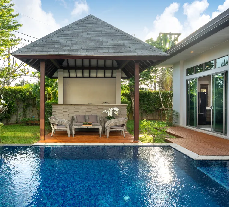 Custom residential pool by Dallas Pools Contractor